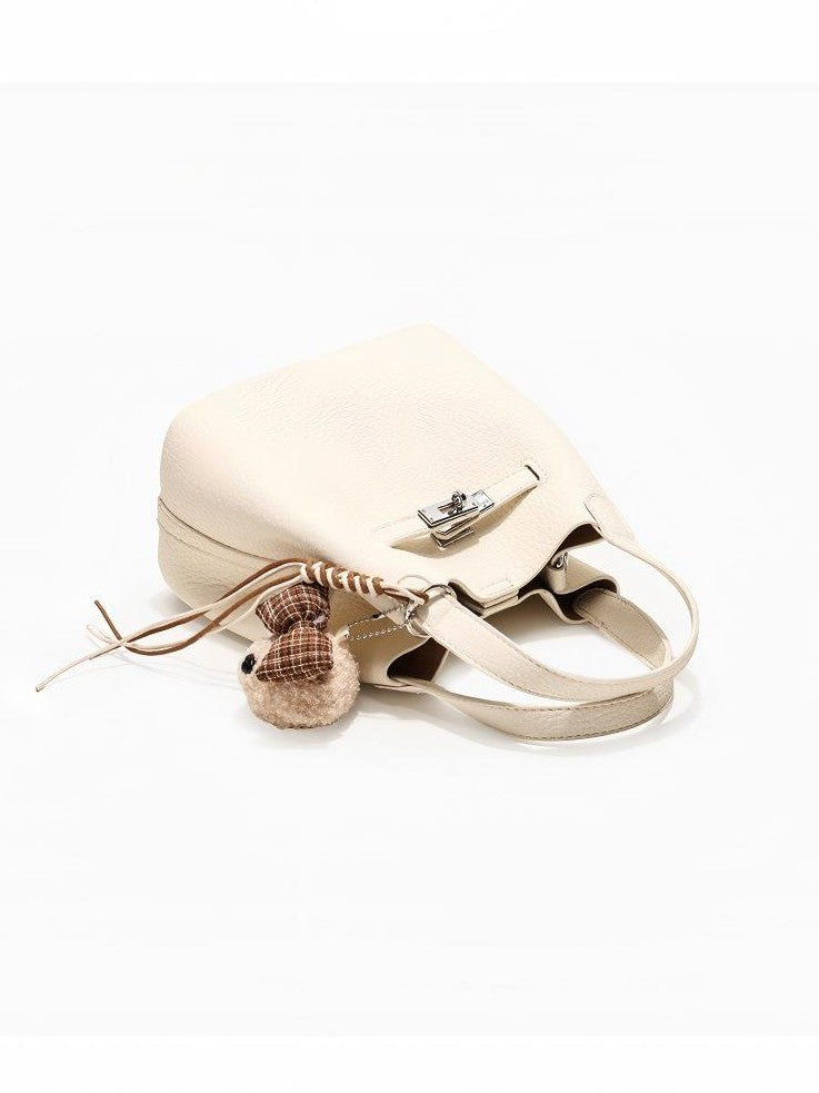 Noelle - Ladies Bucket Bag with Teddy Bear charm, faux leather | Ivory