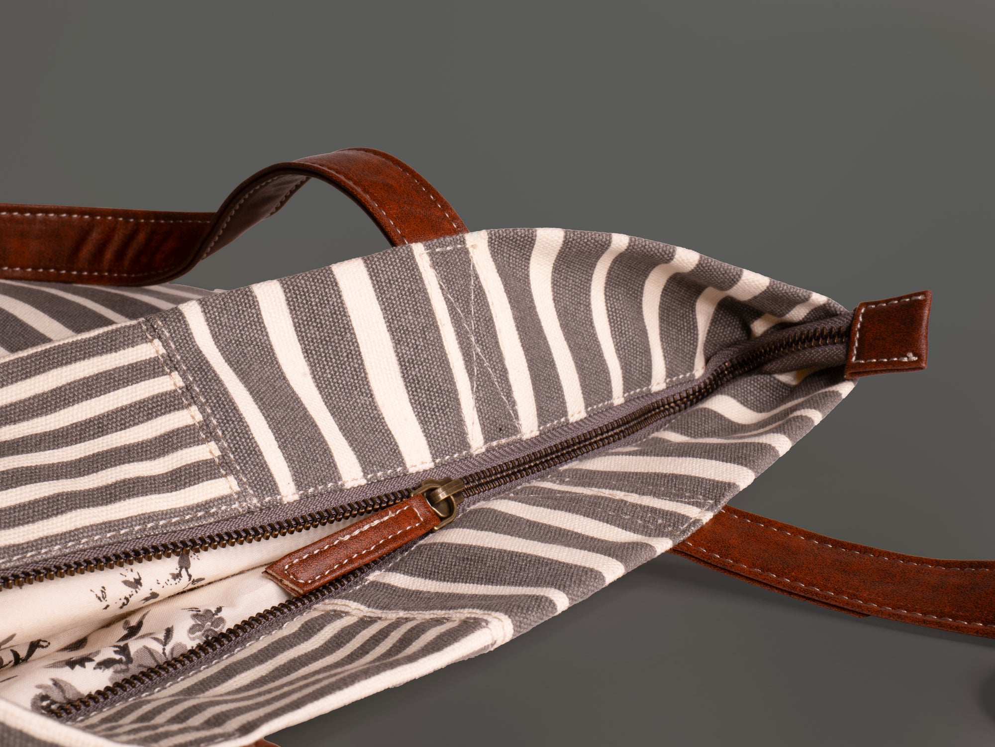 Retro Stripe Ladies Tote Bag with Zip Closure (NEW)